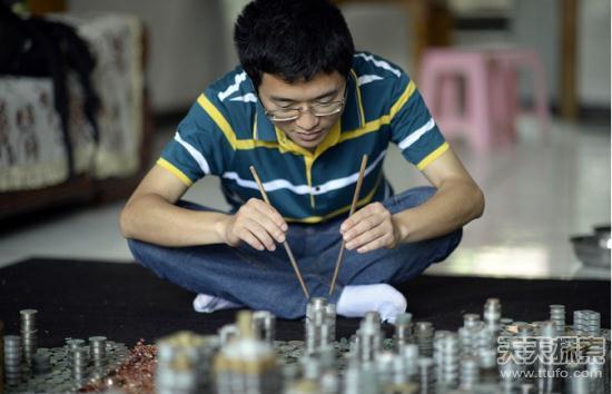 男子收集5万枚硬币：完成的作品让人惊叹