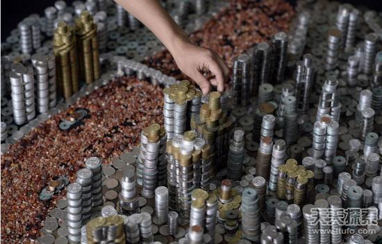 男子收集5万枚硬币：完成的作品让人惊叹
