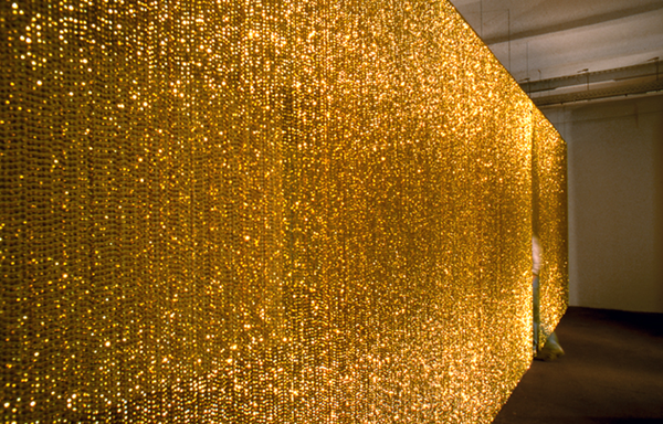 费利克斯·冈萨雷斯-托雷斯，《“无题”（金）》，1995年。串珠和悬挂装置。尺寸可变?！胺牙怂埂じ匀姿?托雷斯：两装置”，展览现场。德国柏林新视觉艺术协会（nGbK）现实主义工作室。1996年8月3日 – 9月1日。? 费利克斯·冈萨雷斯-托雷斯基金会。纽约安德烈娅·罗森画廊惠允。