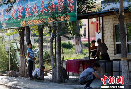 如今沙拉依冬？巴吾冬当起了老板，雇佣四个小伙干活?！⊥跣【?摄