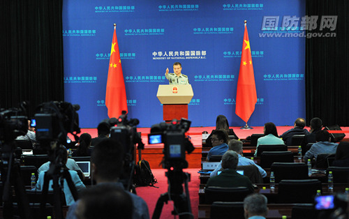 国防部新闻局局长、国防部新闻发言人杨宇军大校答记者问。李爱明 摄