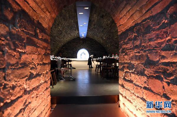 9月29日，在由冰窖改成的餐厅内，服务员打扫卫生。新华社记者 金良快 摄