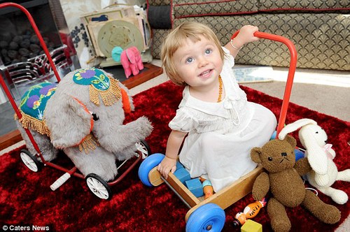 在他们的女儿出生之后，这对夫妇也将自己的孩子打扮成了40年代的风格，并且她所有的玩具也都是那个年代的产物。