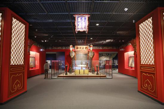 步入展厅，正对中正仁和大殿明间