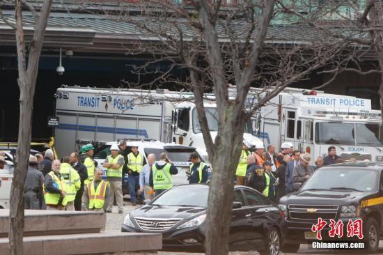 当地时间9月29日上午，美国新泽西霍博肯车站一列通勤火车发生脱轨事故。图为救援人员在火车站外。 中新社记者 廖攀 摄