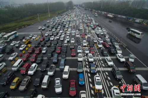 10月1日，大批车辆缓慢经过南京长江二桥高速公路收费站。当日是中国国庆长假首日，大批市民或探亲访友或出游，多地出现出行高峰。<a target='_blank' href='http://www.chinanews.com/'>中新社</a>记者 泱波 摄
