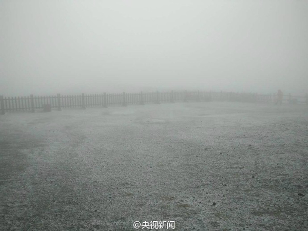 10月3日中午，长白山下起了今年入秋以来的第一场雪，预计今天下午还可能有一个降雪过程。 @央视新闻 图