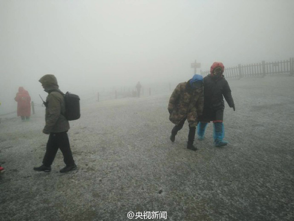 长白山下起今年入秋以来第一场雪，目前景区主峰临时关闭