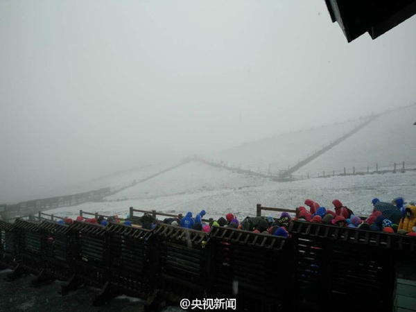 长白山下起今年入秋以来第一场雪，目前景区主峰临时关闭