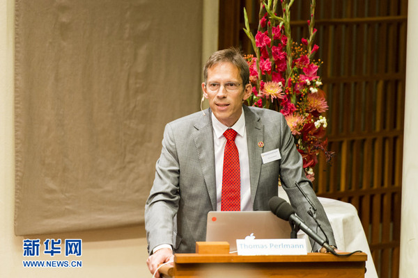 　10月3日，在瑞典斯德哥尔摩，诺贝尔生理学或医学奖评选委员会秘书托马斯·佩尔曼宣布，日本科学家大隅良典获得2016年诺贝尔生理学或医学奖。瑞典卡罗琳医学院3日宣布，日本科学家大隅良典获得2016年诺贝尔生理学或医学奖，以表彰他在细胞自噬机制研究中取得的成就。新华社发（石天晟摄）