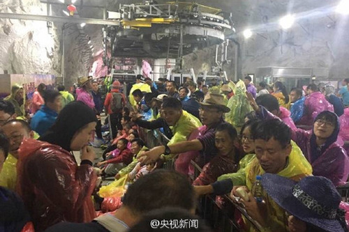 昨晚华山主峰刮8至9级大风几百名旅客滞留山顶