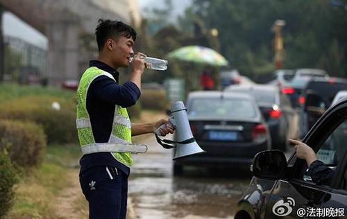 动物园安全员日喊300遍别下车 仍有游客隔笼喂虎