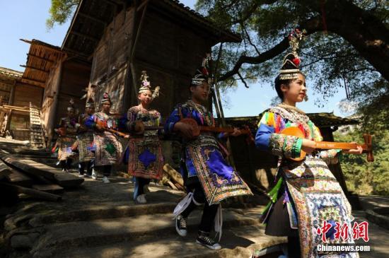 10月3日，乌公侗寨少女身着盛装庆祝烧鱼节。 <a target='_blank' href='http://www.chinanews.com/'>中新社</a>记者 贺俊怡 摄