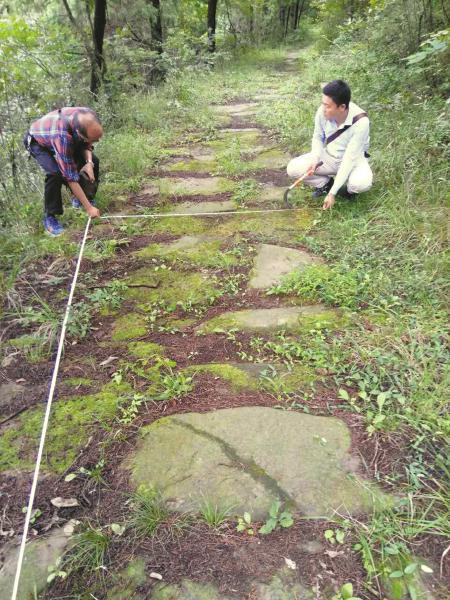 工作人员丈量蜀道