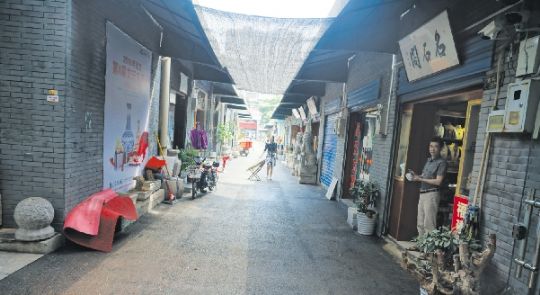 武汉一古玩市场内，顾客寥落，显得颇为冷清。本版图片 本报记者 唐诗云 摄