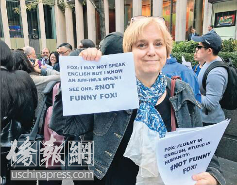 来自John Jay 司法学院的员工Amala Lane 会讲一口流利的中文，她在看到朋友转发的视频后主动加入抗议行列。(美国《侨报》/管黎明 摄)