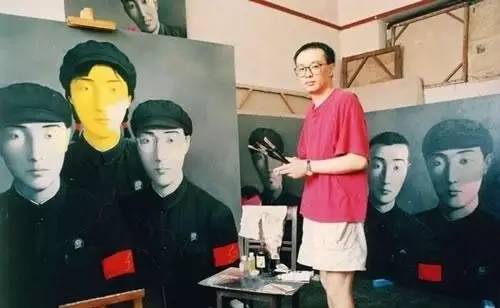 1994年，张晓刚于重庆，为圣保罗双年展进行创作