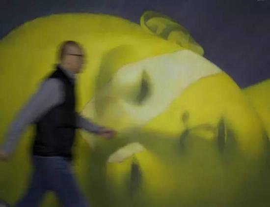 阿改 - 张晓刚在其作品前