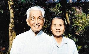 容庚，生于1894年，1983年去世。本名肇庚，字希白，号颂斋，广东东莞人。我国著名的古文字学家、考古学家和收藏家，在篆刻学方面也有很高造诣。图为晚年容庚与夫人。（资料图片）