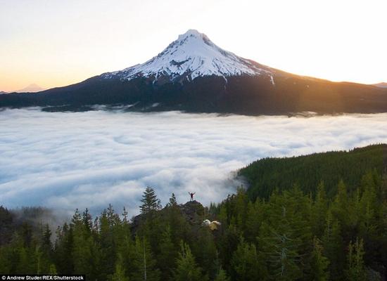 日出，云海，层林，人类在这幅画面中只是一个不易发觉的小点。