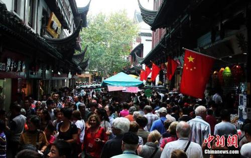 资料图：10月3日，上海各景点迎来大客流，城隍庙游人如织，秩序井然。 <a target='_blank' href='http://www.chinanews.com/'>中新社</a>记者 汤彦俊 摄