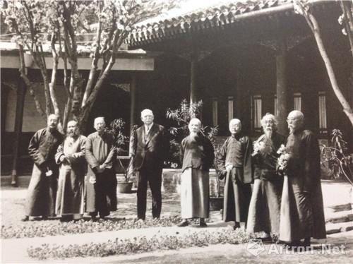 　　附图14、1938年，周肇祥（右三）与张大千（左二）等名流在北平故宫合影（左起：于非闇、张大千、黄宾虹、?？?、钱桐、周肇祥、徐世昌、江朝宗）