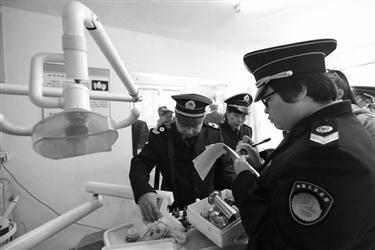 中专毕业生边考医师证 边在黑诊所治牙“练手”