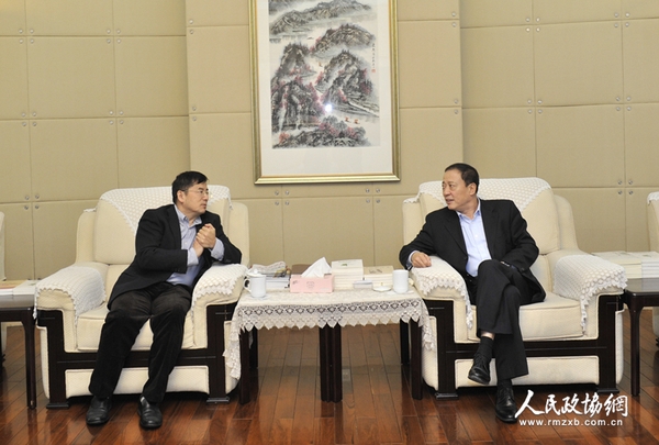 北京市东城区政协主席邵鹏（右）与人民政协报社党组书记、总编辑周北川