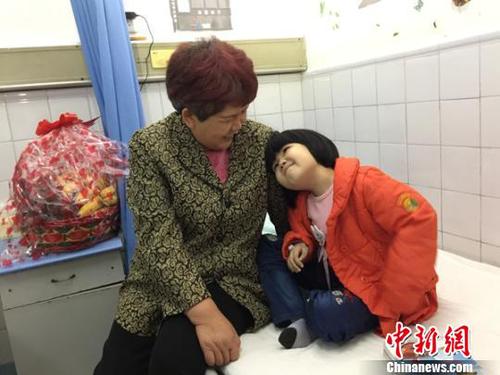 在奶奶怀里撒娇的小佳鑫。 邹立杨 摄 邹立杨 摄