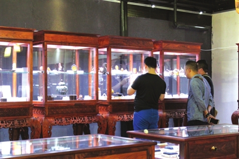 玉石雕刻精品展布展现场。 