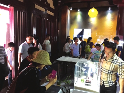 个人玉雕艺术展在寒山寺与游客见面。 