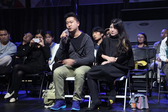 东方艺术大家杂志副主编王宗亮（左）

　　空艺术新媒体总监朱凡（右）