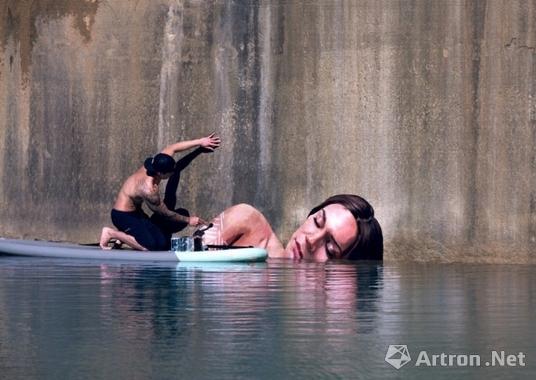 胡拉过去创作的样子。图 取自 COLOSSAL