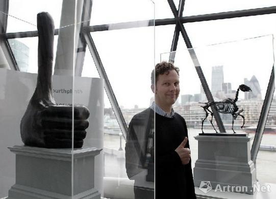 大卫·史瑞格（David Shrigley）铜雕《非常好》（Really Good）。