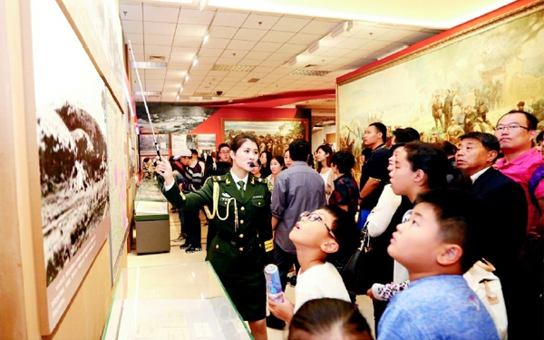 国庆假期，近6万人次参观了“英雄史诗 不朽丰碑———纪念中国工农红军长征胜利80周年主题展览”，图为解说员在为参观者讲解。 新华社发
