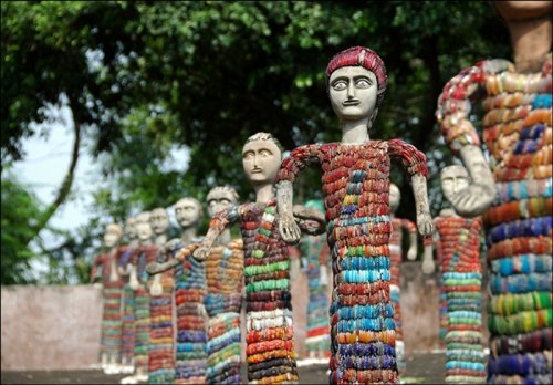 “垃圾公园”内的人像雕塑群
