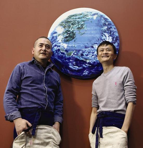 曾梵志（左）、马云（右）