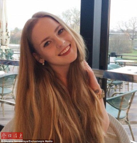 一名学生拍下了这位美女老师上课时的视频并且传上网络，立刻引起疯狂转发。