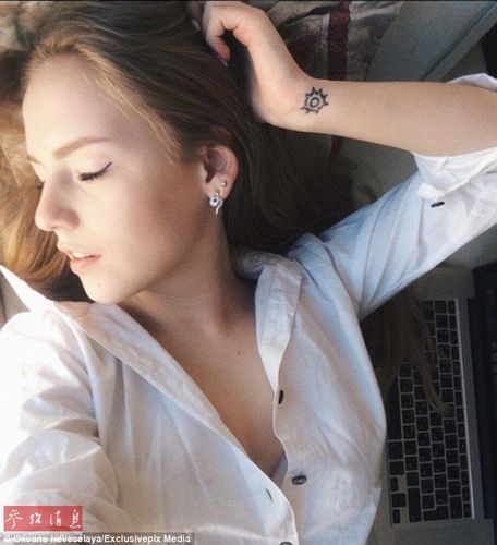 她的性感自拍为自己赢得了成千上万的粉丝。