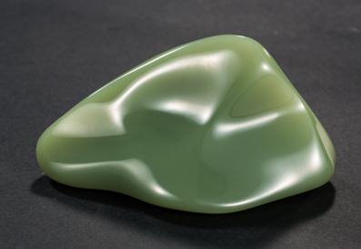 顶级析木玉原石质地极为油润细腻，达到了无结构的形态