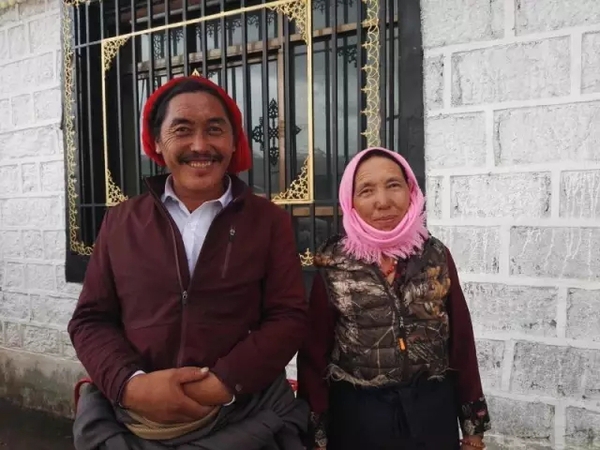 藏民巴鲁（左）