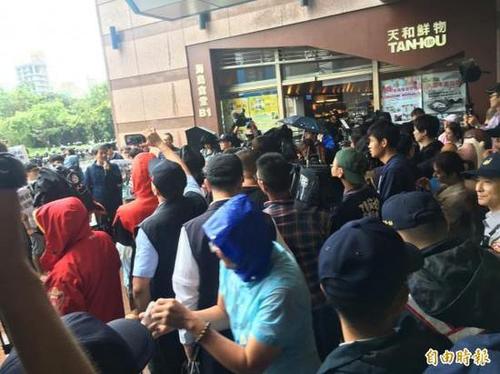 蔡英文执意砍7天假 台40多青年直捣民进党部抗议