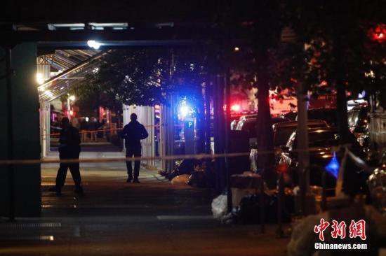 当地时间9月17日，纽约曼哈顿切尔西街区，警察警戒。当晚，纽约曼哈顿切尔西街区的爆炸已造成29人受伤，一人伤势较重，但无生命危险。初步调查显示，这是一起“蓄意行为”，但目前尚无证据显示爆炸与恐怖袭击有关。中新社记者 廖攀 摄