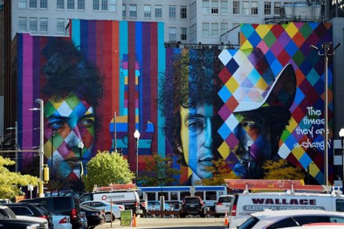 鲍勃·迪伦的海报悬挂在街头