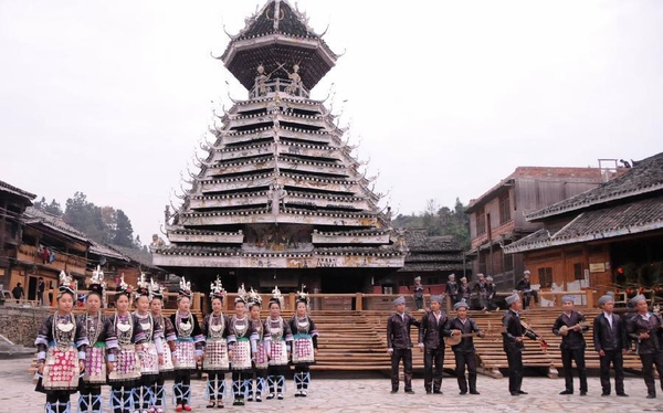 侗族百姓在鼓楼下合唱