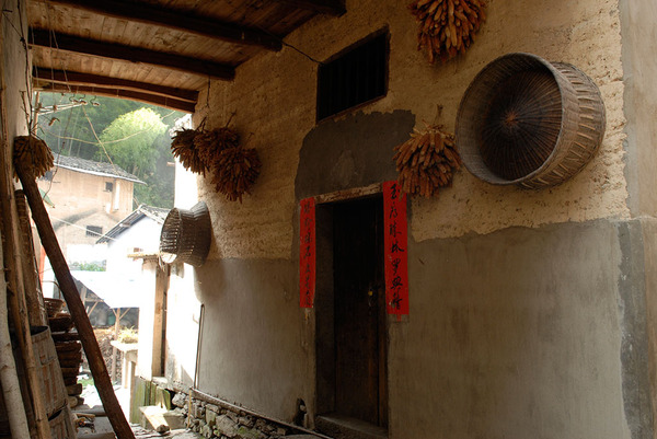 老房土墙藏60万被拆