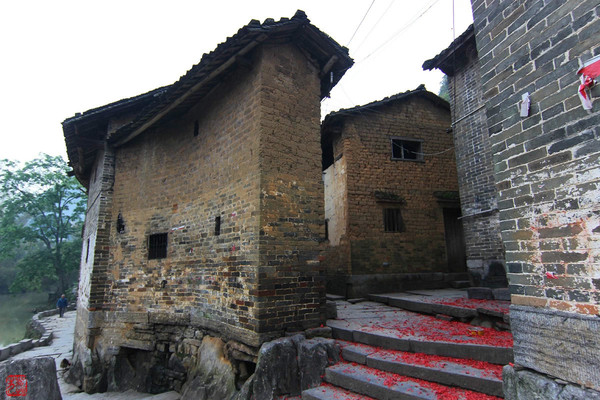 老房土墙藏60万被拆2