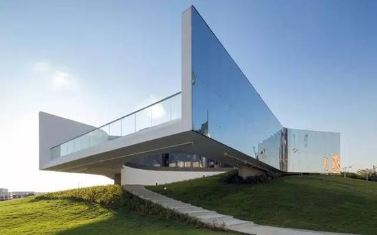 在M+博物馆大楼落成之前，M+展亭将是M+举办展览和活动的主要场地；而在M+大楼启用后，展亭将成为艺术家、设计师及其他机构于西九艺术公园内举办小型独立展览及活动的空间，图片来源：西九文化区