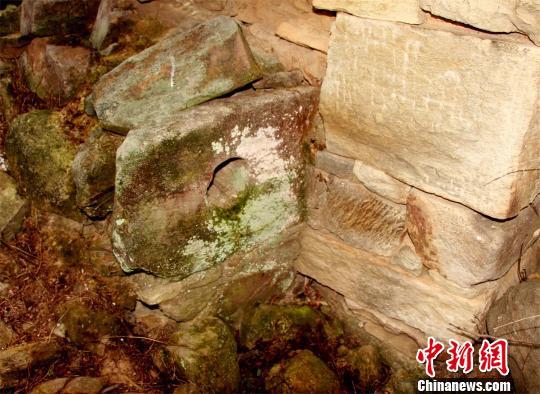 寨门下方的左右两侧有带有圆孔的石头 宋俊初 摄