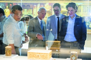 圣母百花大教堂博物馆馆长（右三）一行参观十三行博物馆。信息时报记者 陈文杰 摄